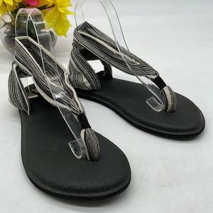 Sanuk Black White flip flop thong sandal Size 8. FFT3486F